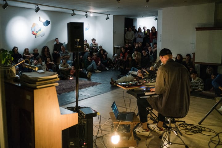 Caleijdo playing live to a seated audience