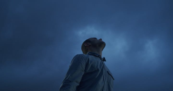Tobi looking up against a dark blue evening sky