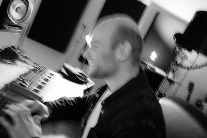 Tobi at the keys in his studio, black and white