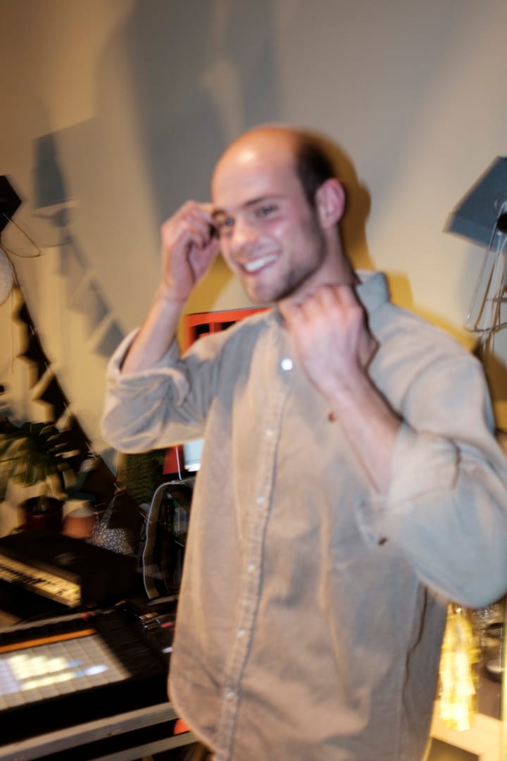 Tobi dancing between the instruments